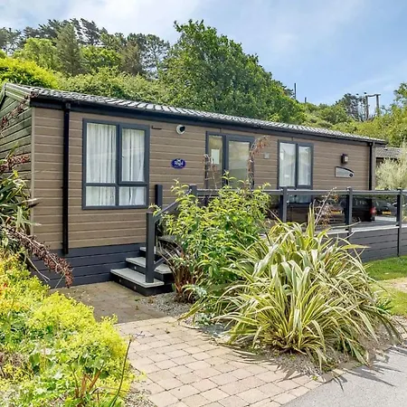 Mullion Cove Coastal Retreat *