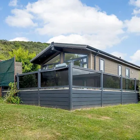 Mullion Cove Coastal Retreat *