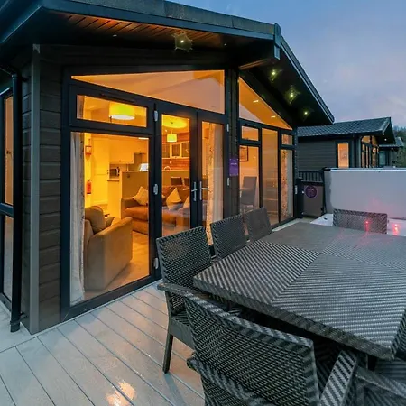 Mullion Cove Coastal Retreat *