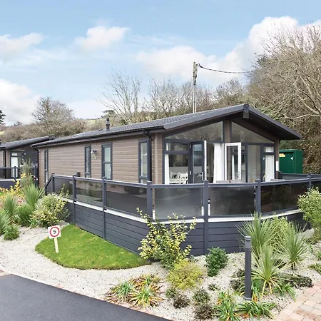 Mullion Cove Coastal Retreat Holiday park *